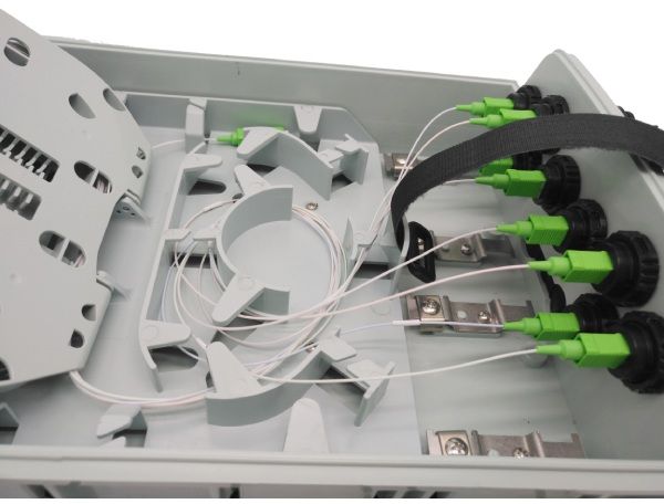 ftth fiber splitter box for 1:8 mini splitter module, 10.2db loss, individual pack, 48 cores single fiber splicing, with 9 hardened adapters,uncut cable port