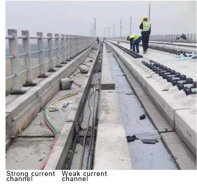 图1 高铁槽道和光缆