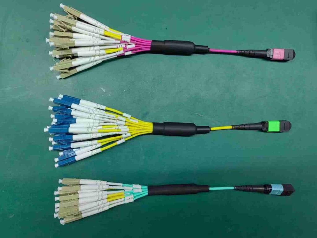 I cavi di uscita MTP richiedono una polarità specifica A, B o C? Cavo breakout MTP MPO 2 Personalizza il cavo breakout MPO MTP con fibre monomodali e multimodali.