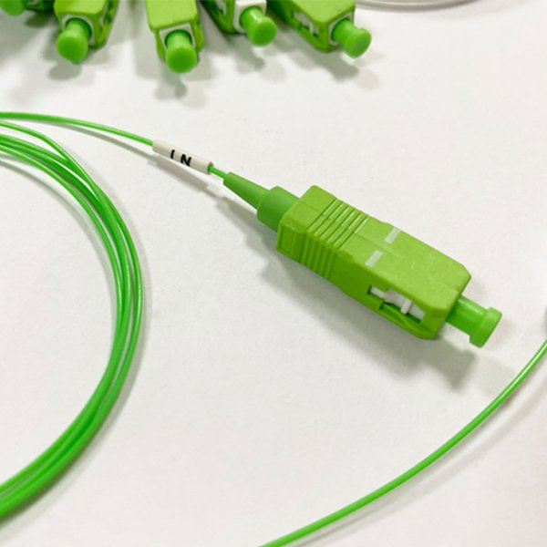 1x9 Passive optical splitter GPON PLC SC,70:30, hytrel 0.9mm 1mts, IN green, Out CH1: blue 70%, CH2-9: white 3.75% each 03 1x9 passive optical splitter gpon plc sc,70:30, hytrel 0.9mm 1mts, in green, out ch1: blue 70%, ch2 9: white 3.75% each