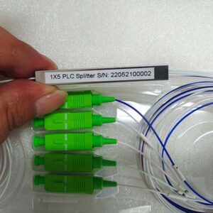 1:5 fiber splitter cable unbalanced spliting ratio 70:30, sc apc connectors at both side 1m, g657a1 smf, in white, out ch1: blue 70%, ch2 5: white 7.5% each